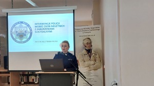 funkcjonariuszka podczas prelekcji na konferencji zorganizowane w Pedagogicznej Bibliotece Wojewódzkiej w Przemyślu