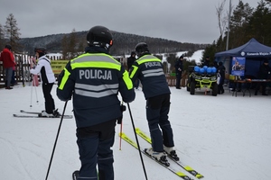 policjanci umundurowani podczas działań na stoku narciarskim