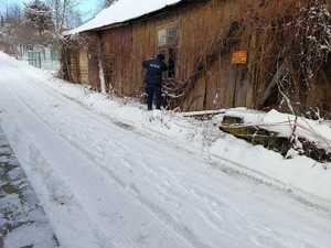 policjanci podczas kontroli pustostanu