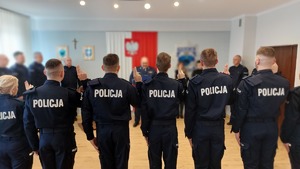 nowo przyjęci policjanci podczas ślubowania na uli Komendy Miejskiej Policji w Przemyślu