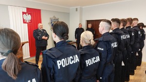 nowo przyjęci policjanci podczas ślubowania na uli Komendy Miejskiej Policji w Przemyślu