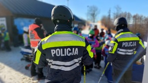 zdjęcia ze stoku narciarskiego w Przemyślu, spotkanie policjantów z dziećmi i młodzieżą.