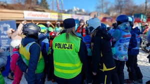 zdjęcia ze stoku narciarskiego w Przemyślu, spotkanie policjantów z dziećmi i młodzieżą.