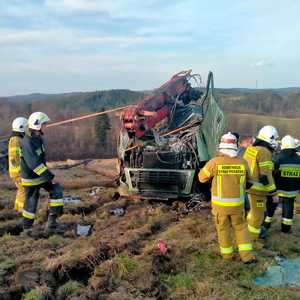 zdjęcia przedstawiające zdarzenie drogowe w m. Leszczawa Dolna