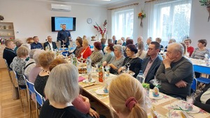 debata społeczna &quot;Bezpieczeństwo seniorów&quot; w Żurawicy. na sali zgromadzeni uczestnicy wysłuchują prelekcji.