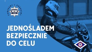 Na zdjęciu widoczny motocyklista na motorze. Po prawej stronie napis &quot;Jednośladem bezpiecznie do celu&quot;