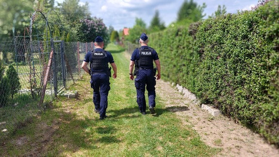 policjanci podczas patrolu na ogródkach działkowych