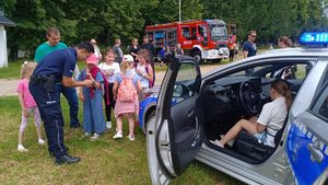 zdjęcia ze spotkania policjantów  z dziećmi podczas uroczystości z okazji Dnia Dziecka w Kalwarii Pacławskiej