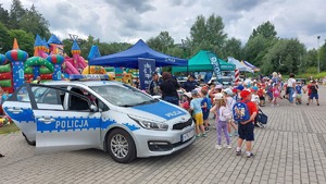 zdjęcia ze spotkania policjantów  z dziećmi podczas uroczystości z okazji Dnia Dziecka w Przemyślu na ul. Sanockiej.