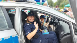 zdjęcia ze spotkania policjantów  z dziećmi podczas uroczystości z okazji Dnia Dziecka w Przemyślu na ul. Sanockiej.