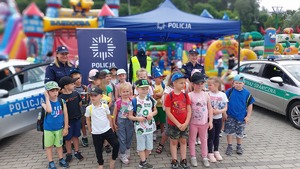 zdjęcia ze spotkania policjantów  z dziećmi podczas uroczystości z okazji Dnia Dziecka w Przemyślu na ul. Sanockiej.