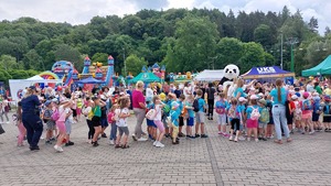 zdjęcia ze spotkania policjantów  z dziećmi podczas uroczystości z okazji Dnia Dziecka w Przemyślu na ul. Sanockiej