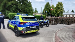 policjanci podczas oddawania czci zmarłemu żołnierzowi