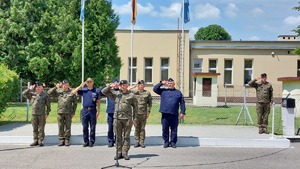 policjanci podczas oddawania czci zmarłemu żołnierzowi