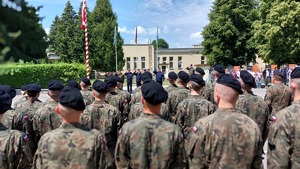 policjanci podczas oddawania czci zmarłemu żołnierzowi