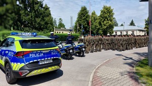 policjanci podczas oddawania czci zmarłemu żołnierzowi