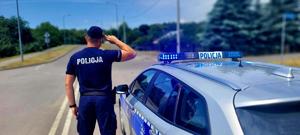 policjanci podczas oddawania czci zmarłemu żołnierzowi