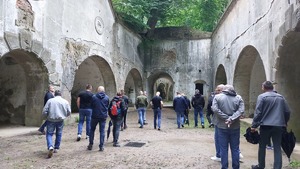 policjanci podczas spaceru w ruinach fortu w Siedliskach.