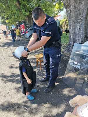 Zdjęcie z policjanta z dziećmi z pikniku rodzinnego.