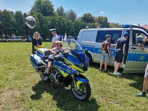 Zdjęcie z policjanta z dziećmi z pikniku rodzinnego.