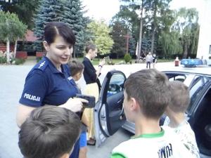 uczestnicy turnusu wakacyjnego w m. Wybrzeże podczas spotkania z policjantką