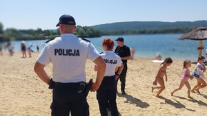 policjanci na plaży Ostrów podczas działań &quot;Kręci mnie bezpieczeństwo nad wodą&quot; z dziećmi