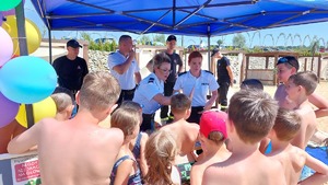 policjanci na plaży Ostrów podczas działań &quot;Kręci mnie bezpieczeństwo nad wodą&quot; z dziećmi