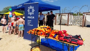 policjanci na plaży Ostrów podczas działań &quot;Kręci mnie bezpieczeństwo nad wodą&quot; z dziećmi