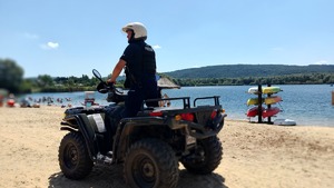 policjanci na plaży Ostrów podczas działań &quot;Kręci mnie bezpieczeństwo nad wodą&quot; z dziećmi