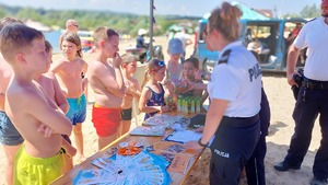 policjanci na plaży Ostrów podczas działań &quot;Kręci mnie bezpieczeństwo nad wodą&quot; z dziećmi