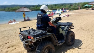 policjanci na plaży Ostrów podczas działań &quot;Kręci mnie bezpieczeństwo nad wodą&quot; z dziećmi