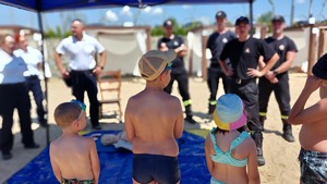 policjanci na plaży Ostrów podczas działań &quot;Kręci mnie bezpieczeństwo nad wodą&quot; z dziećmi