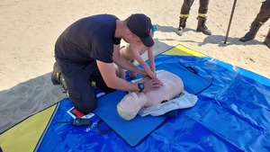 policjanci na plaży Ostrów podczas działań &quot;Kręci mnie bezpieczeństwo nad wodą&quot; z dziećmi