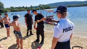 policjanci na plaży Ostrów podczas działań &quot;Kręci mnie bezpieczeństwo nad wodą&quot; z dziećmi