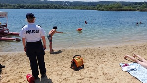 policjanci na plaży Ostrów podczas działań &quot;Kręci mnie bezpieczeństwo nad wodą&quot; z dziećmi