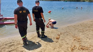 policjanci na plaży Ostrów podczas działań &quot;Kręci mnie bezpieczeństwo nad wodą&quot; z dziećmi