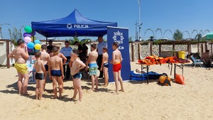 policjanci na plaży Ostrów podczas działań &quot;Kręci mnie bezpieczeństwo nad wodą&quot; z dziećmi