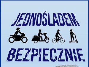 na jasnoniebieskim tle napis Jednośladem bezpiecznie i rysunki, motocyklisty, rowerzysty, kierującego hulajnogą.