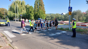 policjanci z przemyskiej komendy podczas działań &quot;Bezpieczna droga do szkoły&quot; w rejonie szkół w Przemyślu