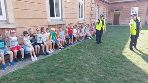 policjanci z przemyskiej komendy podczas działań &amp;quot;Bezpieczna droga do szkoły&amp;quot; w rejonie szkół w Przemyślu