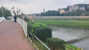 umundurowany policjant w rejonie kładki na rzece San w Przemyślu