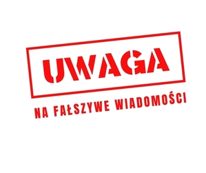 na białym tle czerwony napis Uwaga na fałszywe wiadomości