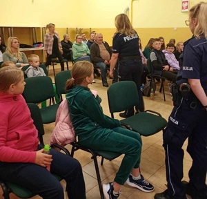 policjantki z Komendy Miejskiej Policji w Przemyślu podczas spotkania z mieszkańcami Pikulic