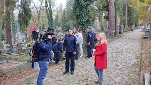 spotkanie policjantów i licealistów na nekropolii w Przemyślu na ul. Słowackiego, przy grobach poległych policjantów