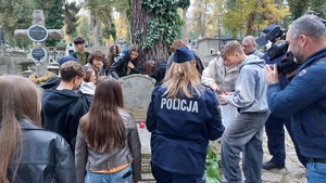 spotkanie policjantów i licealistów na nekropolii w Przemyślu na ul. Słowackiego, przy grobach poległych policjantów