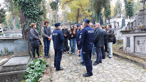 spotkanie policjantów i licealistów na nekropolii w Przemyślu na ul. Słowackiego, przy grobach poległych policjantów