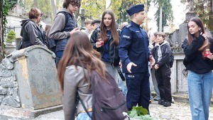 spotkanie policjantów i licealistów na nekropolii w Przemyślu na ul. Słowackiego, przy grobach poległych policjantów