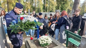 spotkanie policjantów i licealistów na nekropolii w Przemyślu na ul. Słowackiego, przy grobach poległych policjantów