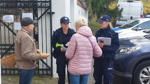 policjanci podczas działań na cmentarzu