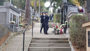 policjanci podczas działań na cmentarzu